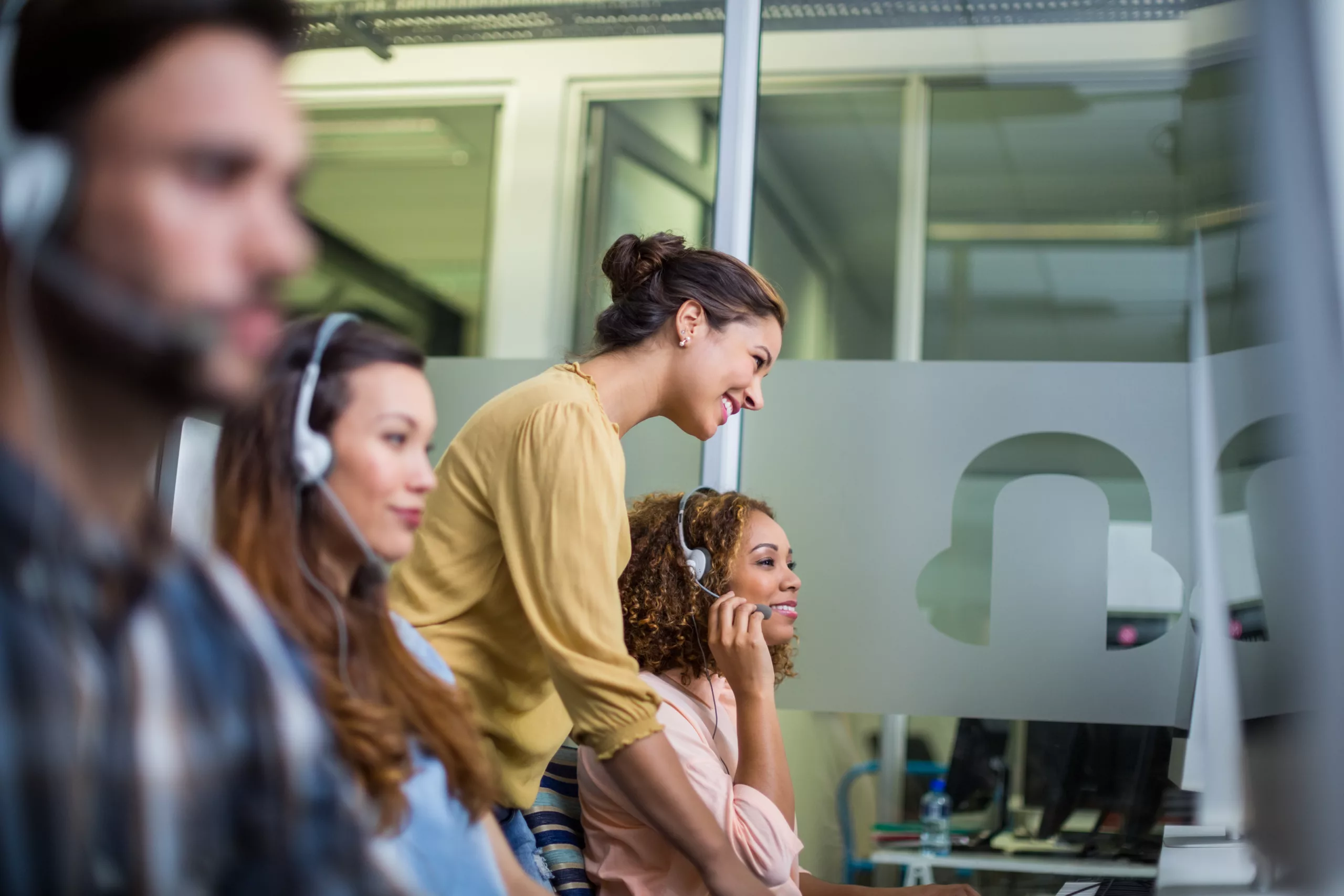 CX Agent Demonstrating The Value of Agent Assist, Self-Service, and Analytics
